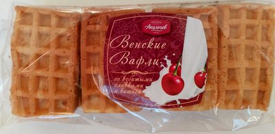 «Венские вафли» со взбитыми сливками и вишней